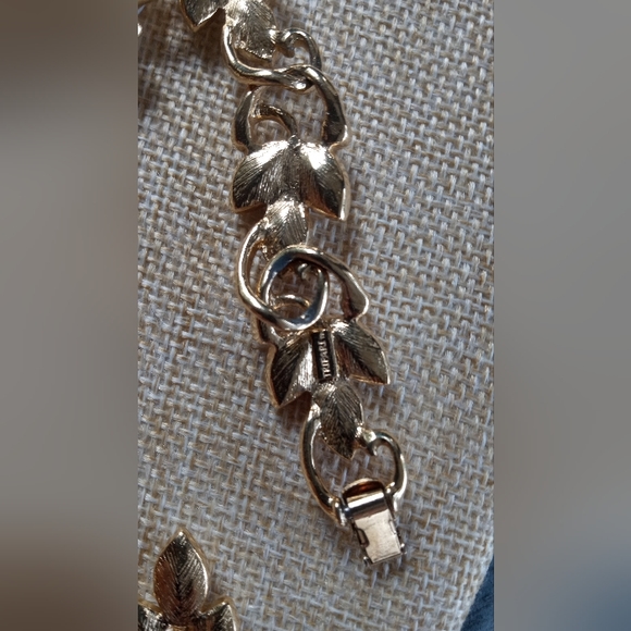 Trifari TM Vintage 80's Milk Glass Full Parue Necklace, Bracelet, Post Earrings - Picture 10 of 11